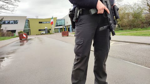 Polizist mit Maschinenpistole bei Amokalarm in Stutensee-Balnkenloch (Foto: Pressestelle, Thomas Riedel)