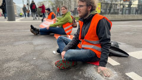 Klima-Aktivisten kleben sich auf Karlsruher Kriegsstraße fest (Foto: SWR)