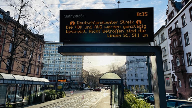 Hinweis auf Streik auf Anzeigetafel an Straßenbahnhaltestelle in Karlsruhe 