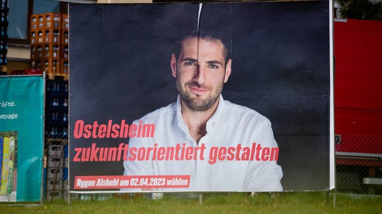 Ein großes Wahlplakat des Politikers Ryyan Alshebl steht am Ortseingang von Ostelsheim.