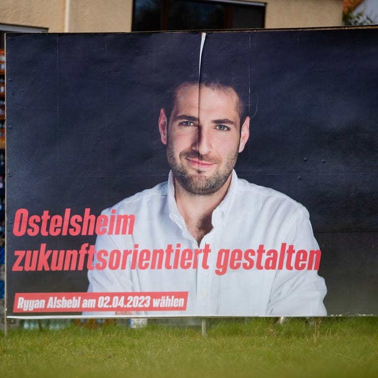 Ein großes Wahlplakat des Politikers Ryyan Alshebl steht am Ortseingang von Ostelsheim. (Foto: dpa Bildfunk, picture alliance/dpa | Christoph Schmidt)
