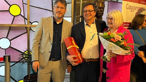 Michael Pfeiffer ist neuer Oberbürgermeister von Gaggenau (Kreis Rastatt). Neben ihm stehen seine Frau, Vera Pfeiffer, und Landrat Christian Dusch.
