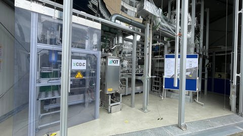 CDU-Chef Friedrich Merz und der Baden-Württembergische Innenminister Thomas Strobl haben sich eine Anlage des KIT angeschaut. Sie kannkann CO2 aus der Atmosphäre entnehmen und in einen festen Wertstoff umwandeln (Foto: SWR)