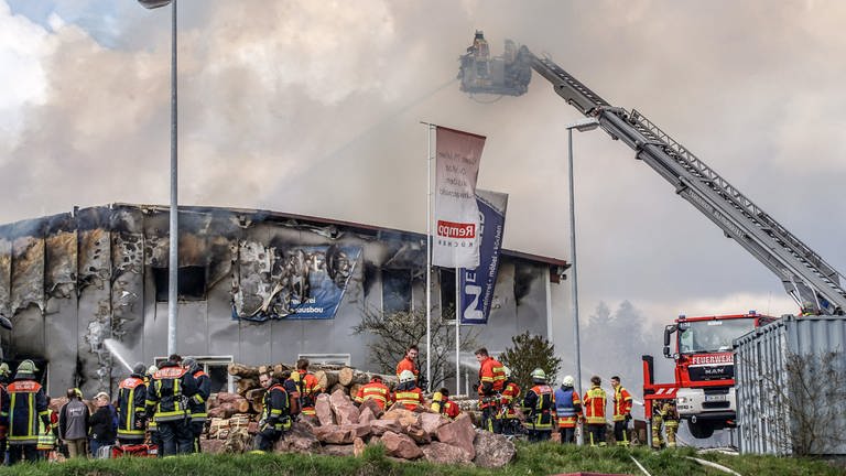 Schaden in Millionenhöhe bei einem Brand in einer Schreinerei in Calw-Simmozheim am 13.04.23  (Foto: SDMG)