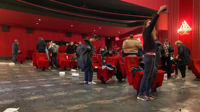Viele Menschen sind ins Kino Schauburg in Karlsruhe gekommen, um sich einen der roten Kinosessel mitzunehmen. (Foto: SWR)