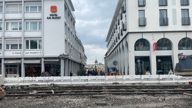 Die Kaiserstraße in der Karlsruher Innenstadt ist eine große Baustelle: der Straßenbelag und alte Schienen werden entfernt (Foto: SWR, Mathias Zurawski)