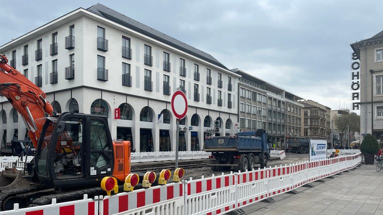 Die Kaiserstraße in der Karlsruher Innenstadt ist eine große Baustelle: der Straßenbelag und alte Schienen werden entfernt (Foto: SWR, Mathias Zurawski)