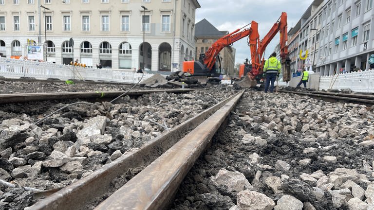 Große Bauarbeiten: In der Kaiserstraße in der Karlsruher Innenstadt werden der Straßenbelag und alte Schienen rausgerissen (Foto: SWR, Mathilde Weindel)