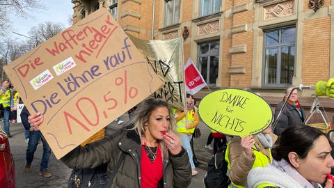 Beschäftigte von Kliniken und ÖPNV streiken in Karlsruhe (Foto: SWR)