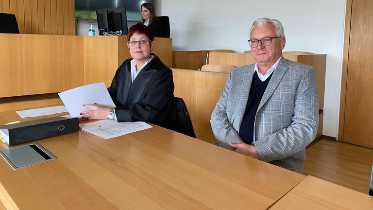 Vor dem Amtsgericht Pforzheim hat der Prozess gegen Bernd Gögel begonnen. (Foto: SWR)