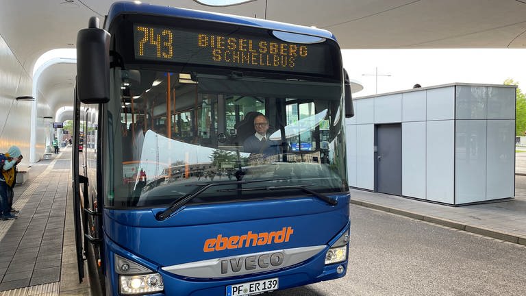 Ein blauer Bus steht an der Haltestelle (Foto: SWR, Markus Bender)