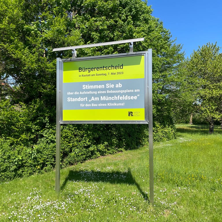 Ein Schild macht auf den Bürgerentscheid in Rastatt aufmerksam. (Foto: SWR, Teo Jägersberg)