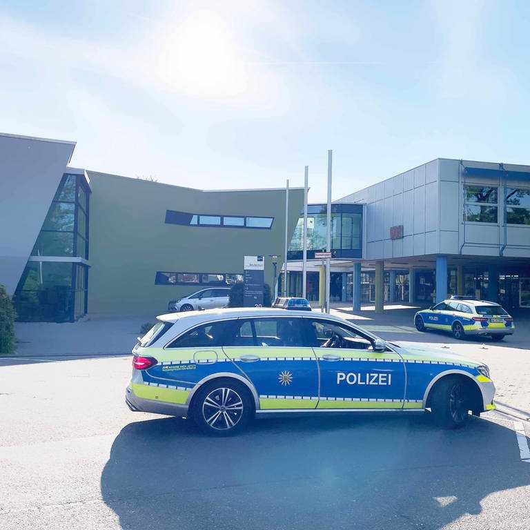 Polizeieinsatz am Thomas-Mann-Gymnasium in Stutensee-Blankenloch. Mehrere Polizeiautos stehen vor dem Schulgebäude. (Foto: SWR)