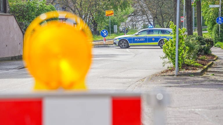 Die Polizei sperrt eine Straße im Raum Rastatt ab, hier soll eine Weltkriegsbombe entschärft werden