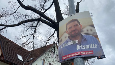 In einer Straße in Ostelsheim hängt das Plakat von dem ehemaligen syrischen Flüchtling Ryyan Alshebl  (Foto: SWR)