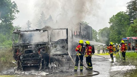 Feuerwehrleute beim Löschen des Lkw-Brandes. Das Fahrzeug ist völlig ausgebrannt. (Foto: Pressestelle, Tim Müller / EinsatzReport24)