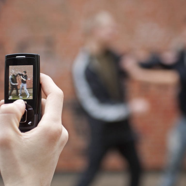 Jugendlicher filmt eine Prügelei (Foto: IMAGO, IMAGO / imagebroker)