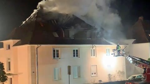 Das Feuer brach am Samstagabend in dem Mehrfamilienhaus in Gernsbach aus (Foto: SWR)