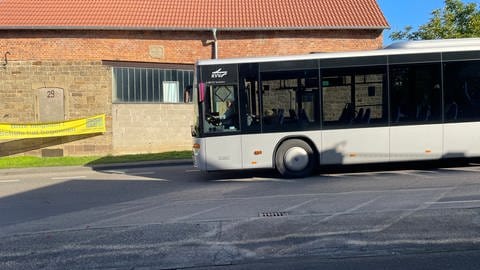 Linienbusse fahren an der neuen Bushaltstelle in Bretten-Diedelsheim vorbei (Foto: SWR)