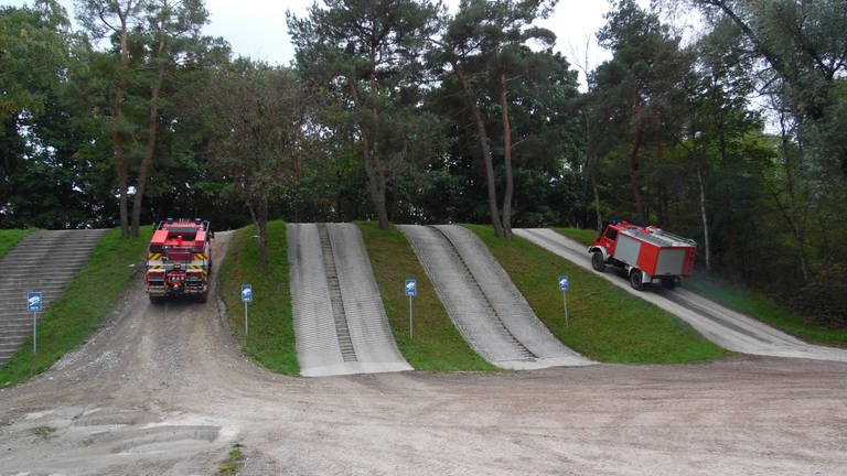 Die Feuerwehren des Landkreises Karlsrughe üben auf dem Unimog-Testgelände in Ötigheim.