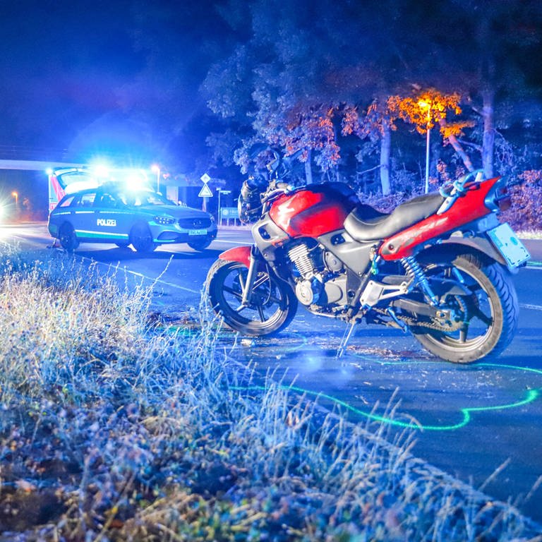 Ein Motorrad steht nach einem Unfall mit einem Radfahrer auf der Straße.  (Foto: dpa Bildfunk, picture alliance/dpa/Einsatz-Report24)