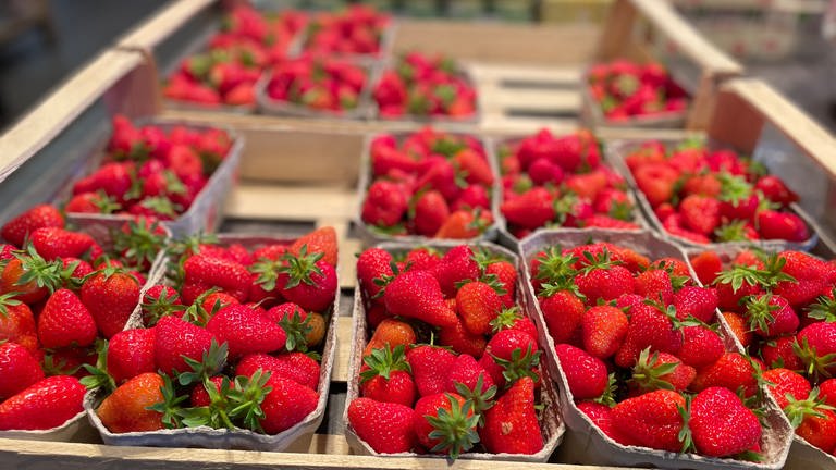 Schalen mit Erdbeeren in einem Hofladen. (Foto: SWR)