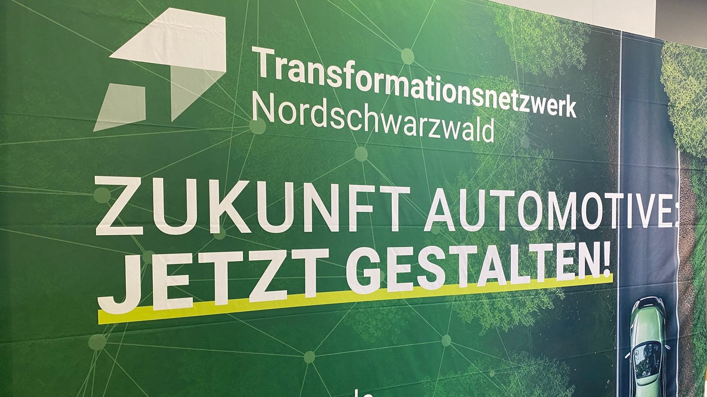 Auf einem Banner wird auf das neue Transformationsnetzwerk Nordschwarzwald hingewiesen (Foto: SWR)