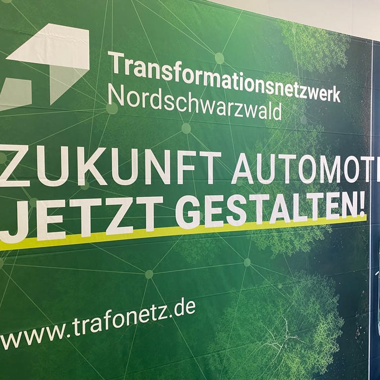 Auf einem Banner wird auf das neue Transformationsnetzwerk Nordschwarzwald hingewiesen (Foto: SWR)