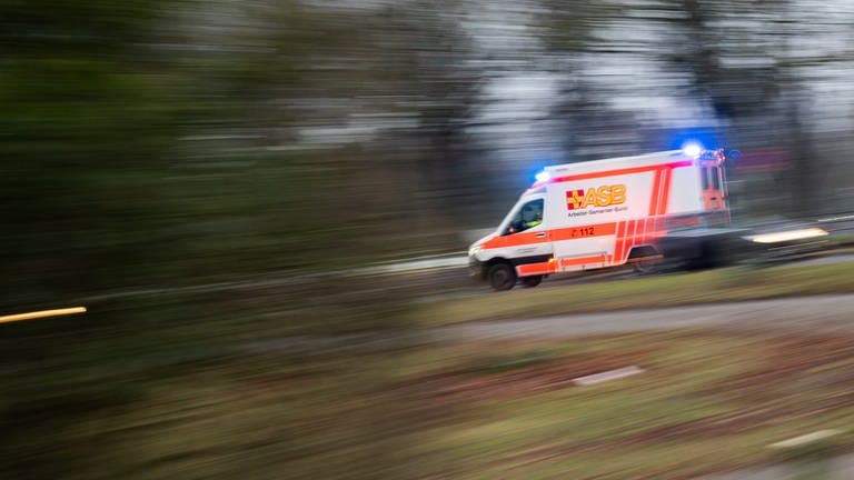 Ein Rettungswagen fährt mit Blaulicht. (Symbolbild) (Foto: picture-alliance / Reportdienste, Picture Alliance)