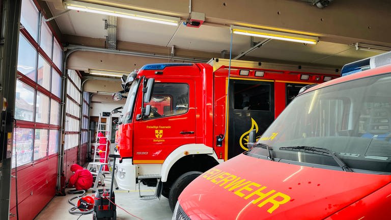 Fahrzeuge im Feuerwehrhaus Bietigheim (Foto: SWR)