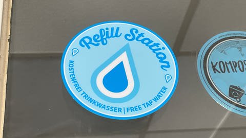 Aufkleber der "Refill Station", der zeigt, dass man in diesem Laden seine Flasche kostenlos mit Wasser auffüllen kann.