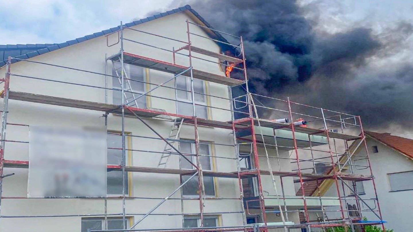 Dachstuhl von Neubau in Kronau steht in Flammen (Foto: Pressestelle, EinsatzReport 24)