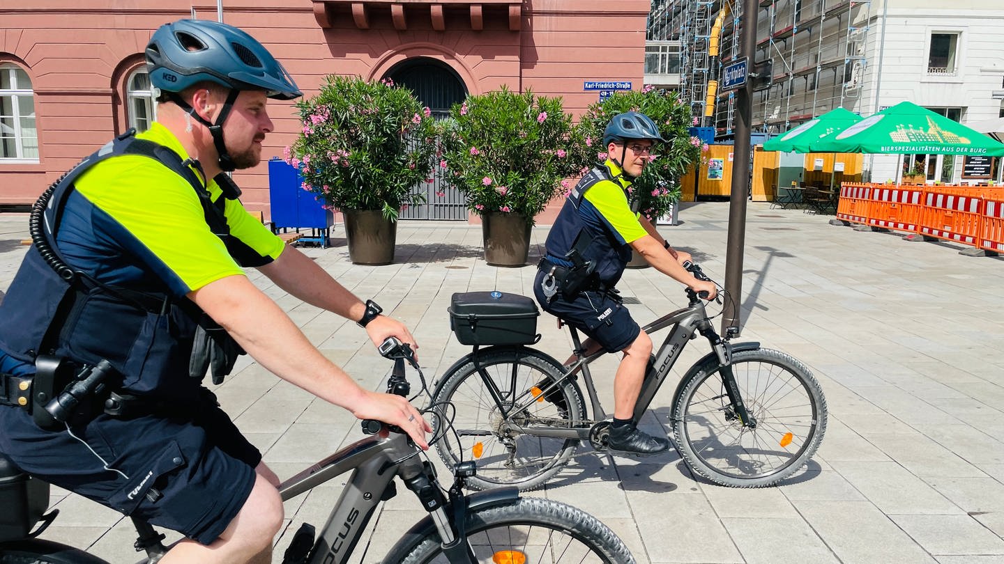 Die Polizei in Karlsruhe macht ihre Verkehrskontrollen jetzt auch vom Fahrrad aus. (Foto: SWR)