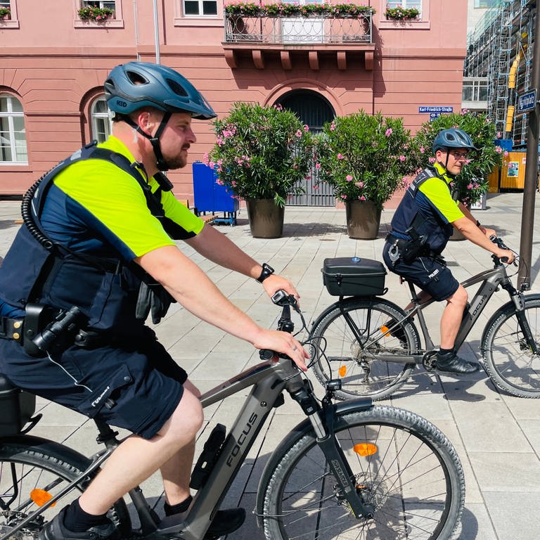 Die Polizei in Karlsruhe macht ihre Verkehrskontrollen jetzt auch vom Fahrrad aus.