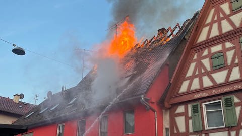 Der Dachstuhl des Hauses in Bretten stand am Morgen in Flammen - nicht weit entfernt vom Peter-und-Paul-Fest.