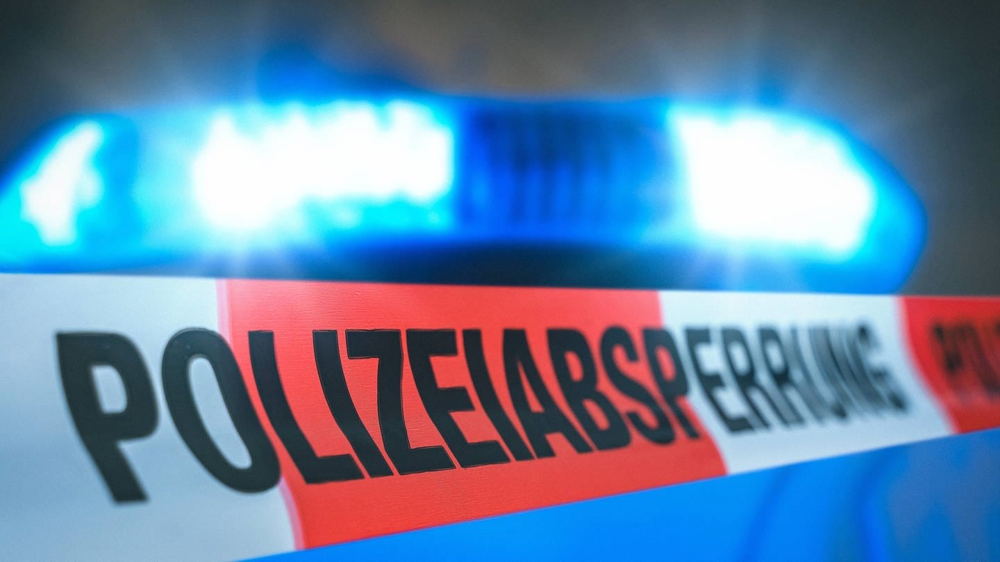 Symbolbild: Die Polizei muss regelmäßig ausrücken, wenn auf der A8 zwischen Pforzheim und Karlsruhe ein Unfall passiert. (Foto: IMAGO, IMAGO / Bihlmayerfotografie)