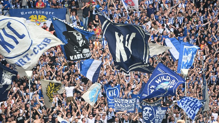 Fans des KSC schwenken Fahnen (Foto: dpa Bildfunk, picture alliance | Uli Deck)