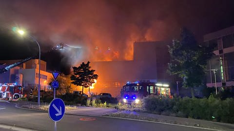Feuerwehr löscht in der Nacht einen Brand beim Automobilzulieferer in Simmersfeld (Foto: Feuerwehr Neuweiler)