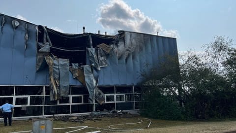 Nach dem Brand beim Automobilzulieferer in Simmersfeld ist die Lagerhalle schwer beschädigt. (Foto: SWR, MarKus Bender)