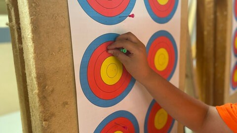 Ungewöhnlicher Sport im Landkreis Karlsruhe: Mit kleinen Pfeilen schießt man beim Blasrohrschießen auf Zielscheiben. Am besten in die goldene Mitte (Foto: SWR)