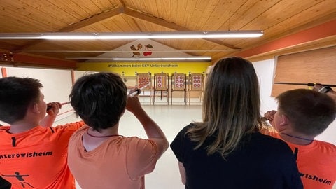 Beim SS Unteröwisheim im Landkreis Karlsruhe treffen sich alle Interessierten zwei mal die Woche zum Blasrohrschießen. (Foto: SWR)