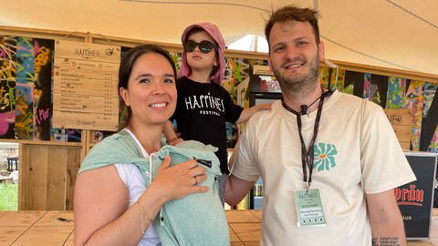 Eltern sind mit ihren zwei Kindern zum Happiness Festival nach Straubenhardt gekommen (Foto: SWR, Mirka Tiede)
