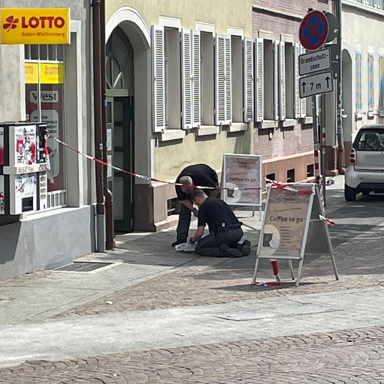 In der Innenstadt von Karlsruhe im Bereich des Kronenplatzes wurde ein verdächtiger Gegenstand gefunden. Die Polizei nahm den rohrförmigen Gegenstand mit Zündschnur mit. (Foto: SWR)