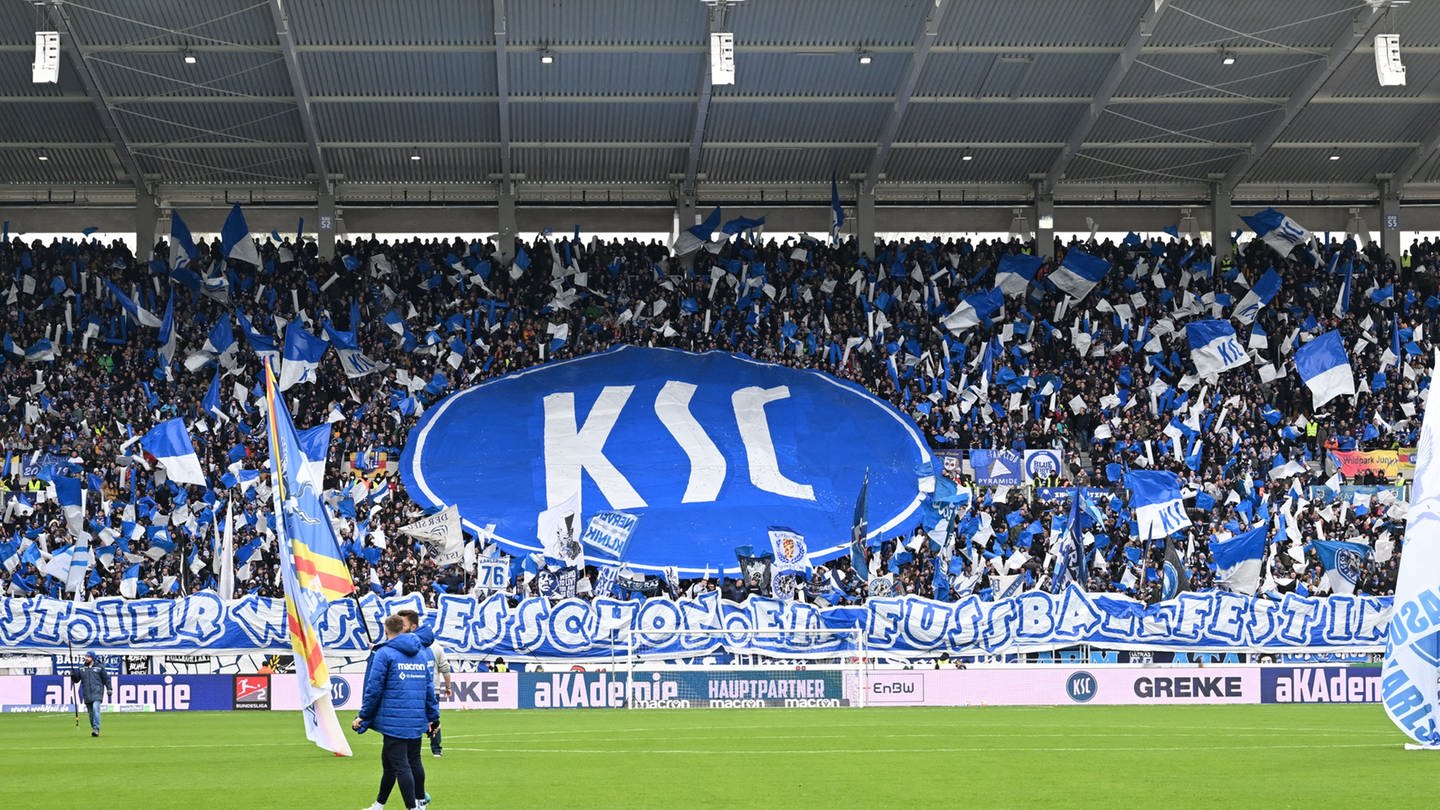 KSC-Fans in der Fankurve im Stadion mit großer KSC-Fahne (Foto: dpa Bildfunk, picture alliance/dpa | Uli Deck)