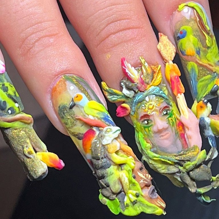 Anela Mucic ist Weltmeisterin im Nageldesign, sie macht aus Fingernägeln kleine aber aufwendige Kunstwerke (Foto: SWR)