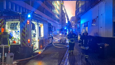 Feuerwehr im Einsatz bei Brand von Autos in Parkhaus Pforzheim 