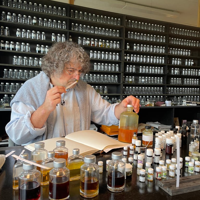 Parfümeur Roland Tentunian in seinem Duft-Labor in Karlsruhe (Foto: SWR)