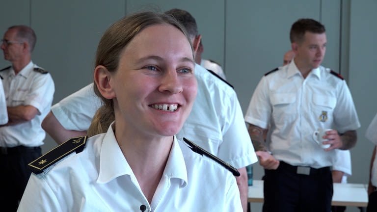Als Frau in einer "Männerdomäne": Michaela Hofmann arbeitet als Abteilungsleiterin bei der Feuerwehr in Karlsruhe.