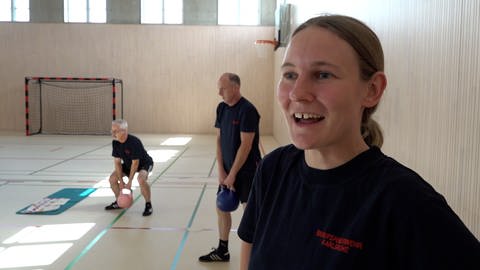 Als Frau in einer "Männerdomäne": Michaela Hofmann und ihre Kollegen treffen sich in Karlsruhe mehrmals die Woche zum Dienstsport der Feuerwehr.