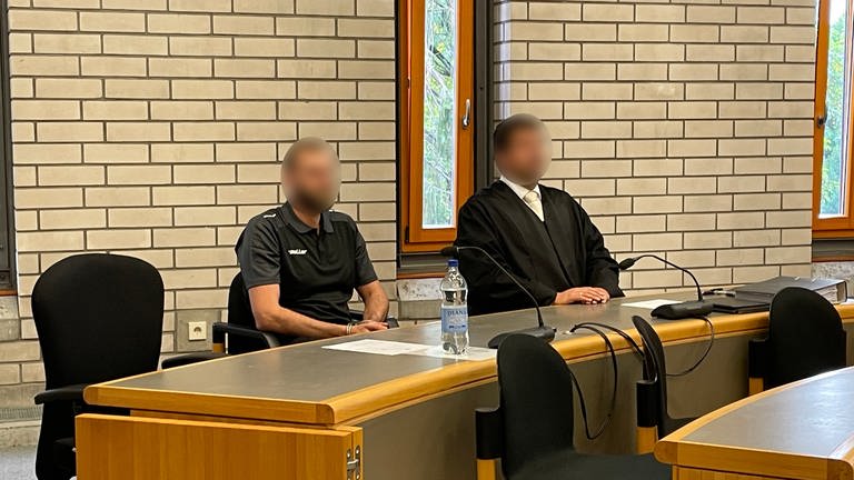 Ein 33-Jähriger soll in Iffezheim einen Mann schwer verletzt haben. In Baden-Baden beginnt der Prozess.